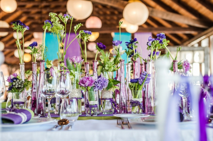 сватба декорация тенденции таблица украса лято цветя стъклени бутилки