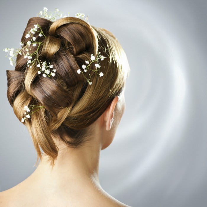 coiffures de mariage chignon élégant avec des accessoires pour les cheveux pour un look doux