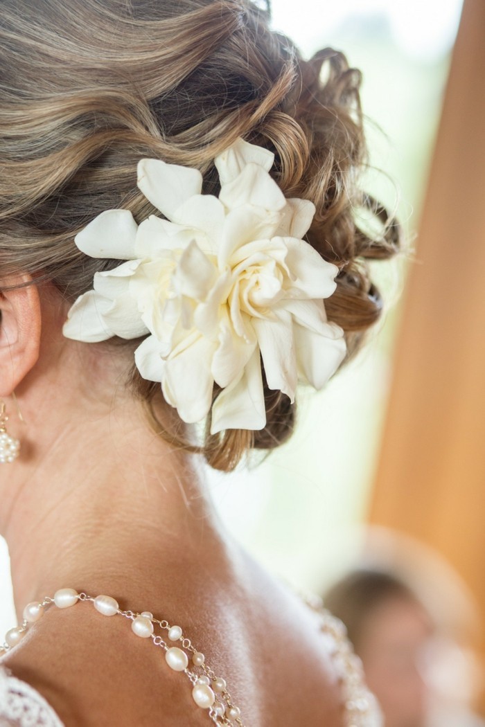 婚礼发型美丽新娘发型与花卉