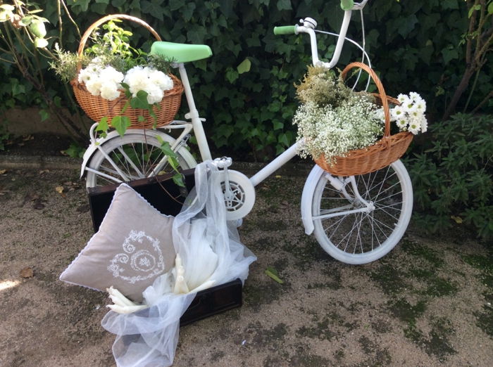 bruiloft ideeën recycling decoratie ideeën bruiloft decoratie oude fiets tule koffer kussen rieten bloemen