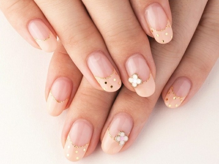 bruiloft manicure goud glitter dots floral elementen fijne nagel ontwerp