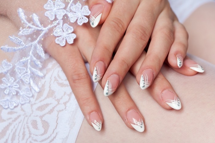 bruiloft nagels kantbloemen nagellak strass steentjes glitter