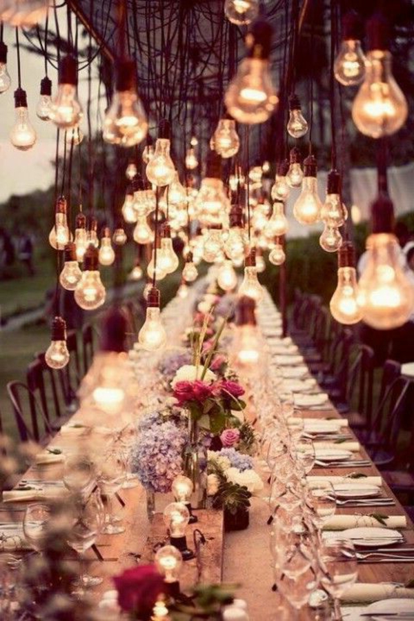 bruiloft tafel deco bloemen open gloeilampen