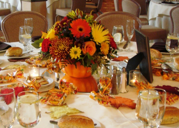 decoración de la mesa de boda flores coloridas hojas de otoño