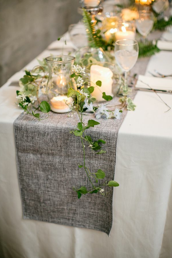 bruiloft tafel decor kruipende planten varen wind lantaarns