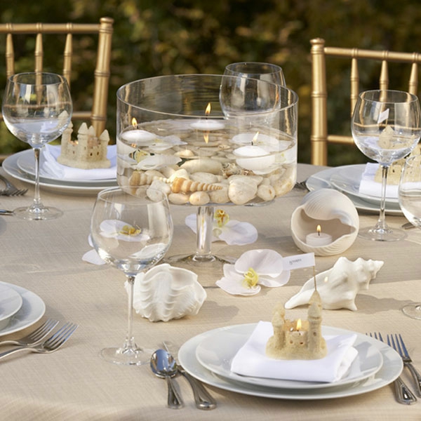 decoración de mesa de boda conchas velas flotantes
