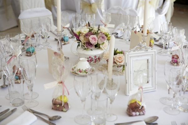 boda mesa decoración vintage vajilla rosas
