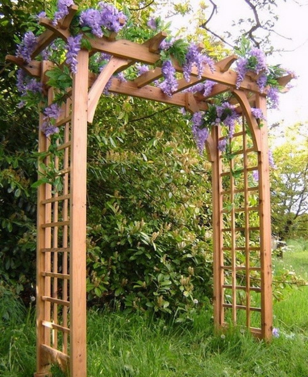 arche de jardin en bois fleurs violettes
