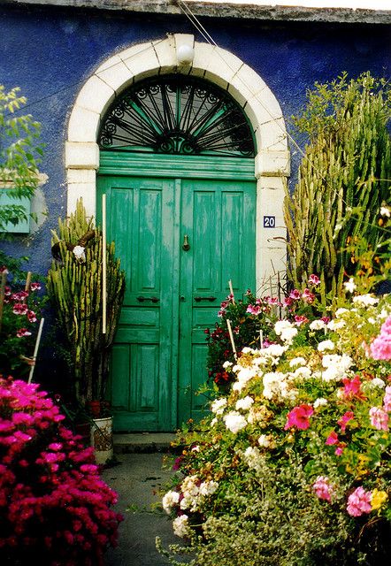 дървена входна врата зелено синьо типични цветове средиземноморски дизайн