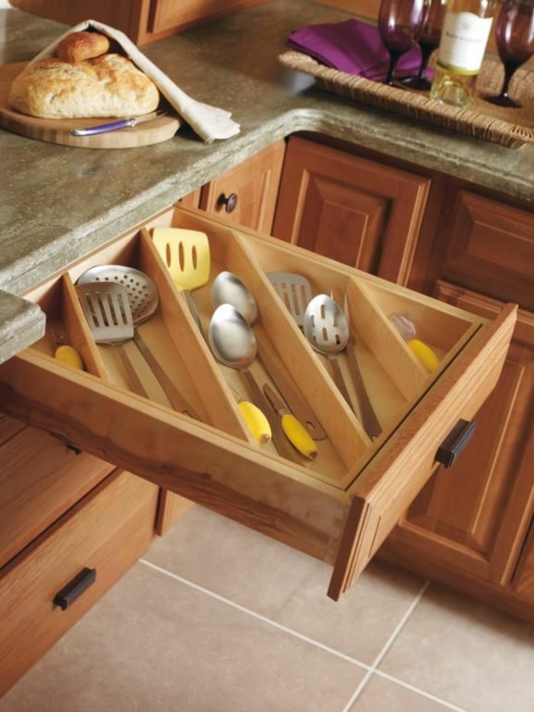 medinė stalčių išdėstymas virtuvė prabangių stalo įrankių