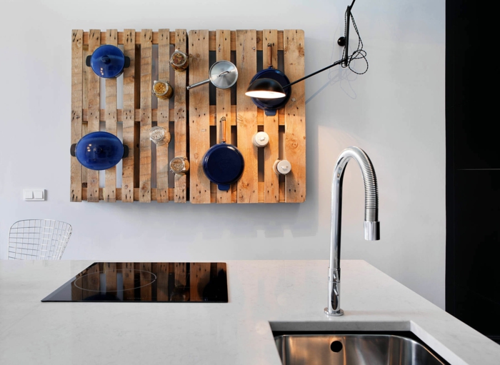 dřevěné palety nábytek diy europalety nápady stěnový regál kuchyňské regály