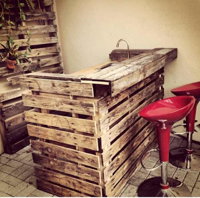 ξύλινες παλέτες έπιπλα DIY ιδέες έπιπλα κουζίνας bar counter Κατασκευάστηκε το δικό σας