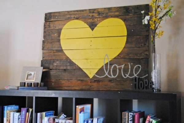 Meubles en bois de palettes DIY bricolage idées jaune coeur
