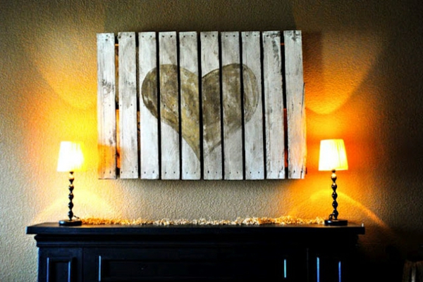 meubles en bois de palettes DIY bricolage idées forme de coeur