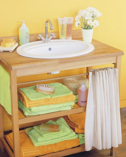 дървени рафтове дрешник мивка малка баня