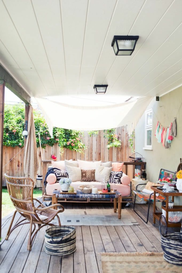 patio en bois mis en place porche construire meubles de jardin diy idées planches de bois