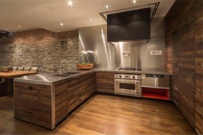 дървени стенни панели живи идеи кухня каменна стена хол отворен план