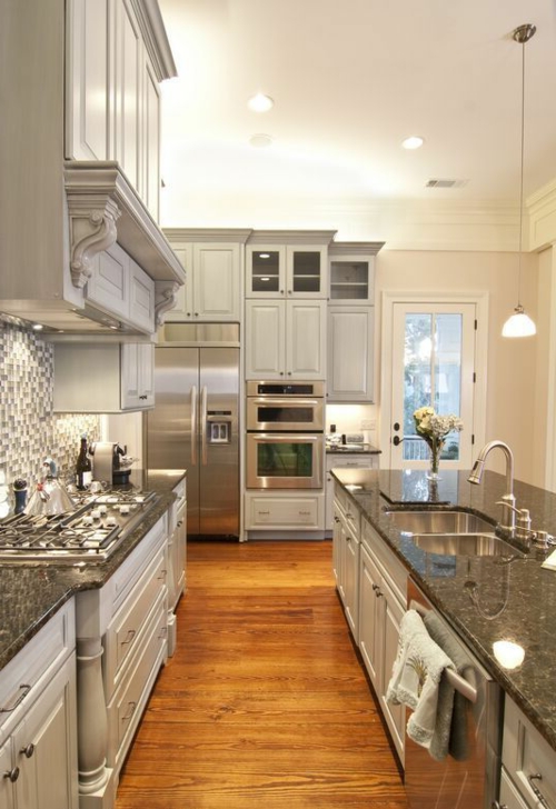mediniai grindys virtuvės granito stalviršiuose