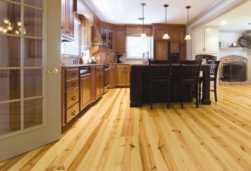 medinės grindys virtuvėje ryškios
