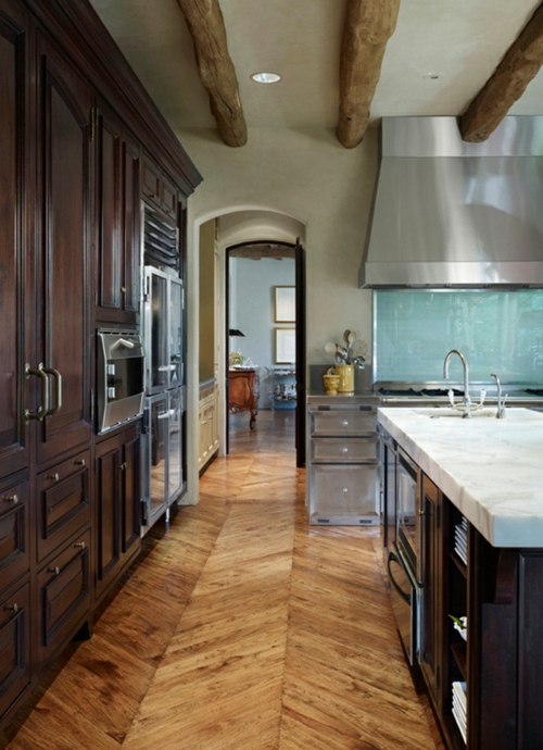 piso de madera en el zigzag del parquet de la cocina