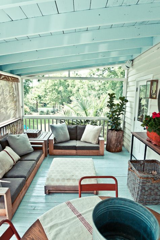 planches de bois sur le balcon idées pour terrasse design tarrace meubles parasol