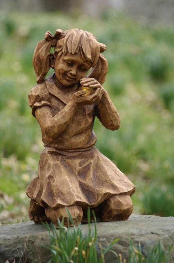 дървени фигури градинска форма украсяват момиче