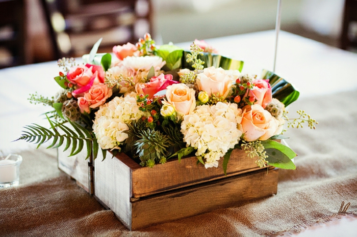 boîte en bois bricolage idées table décoration fleurs rustiques