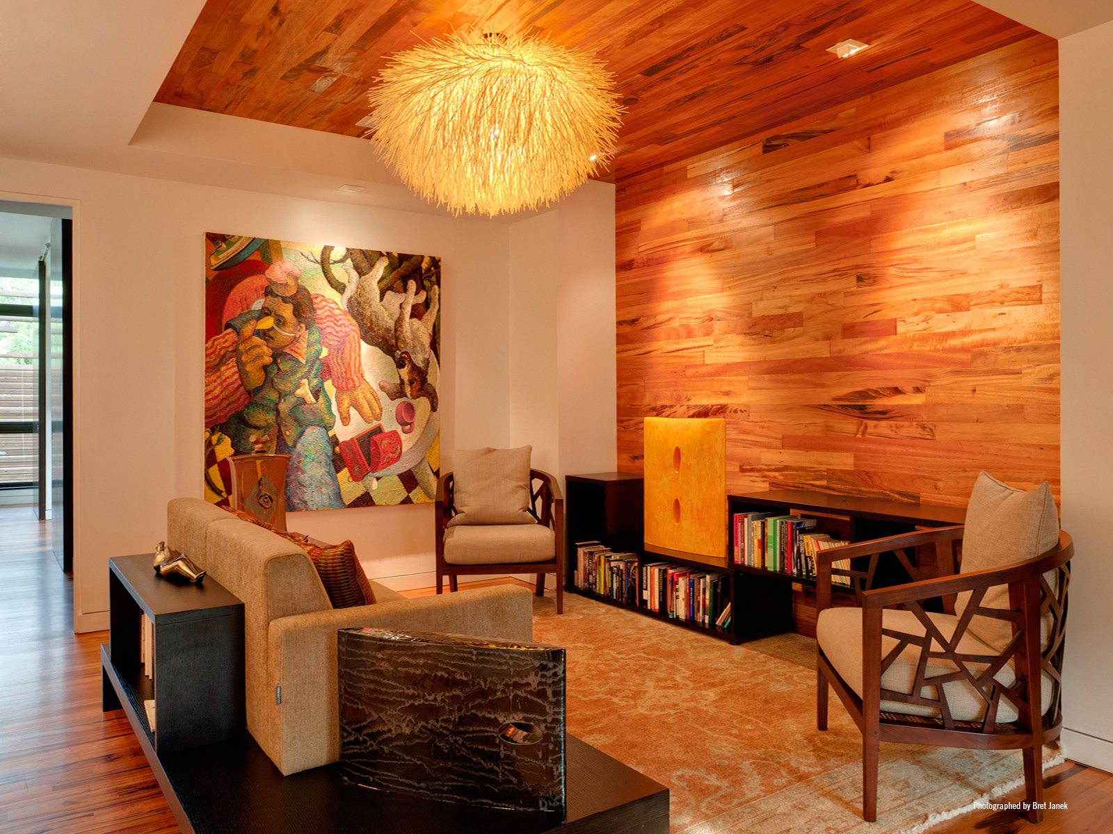 dřevěný povrch moderní pohodlné židle design obývací prostor