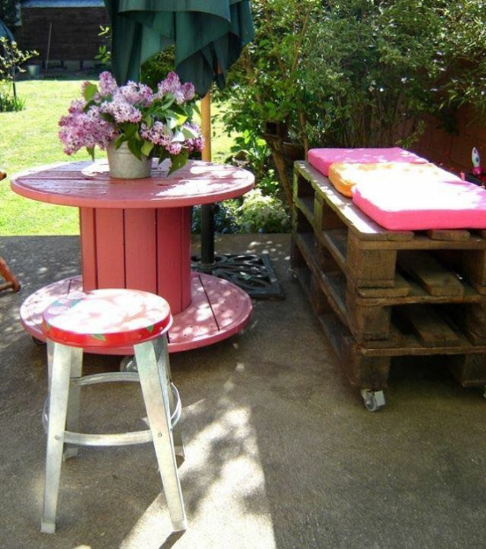 DIY sodo baldai pagaminti iš padėklų kavos staliuko sofos