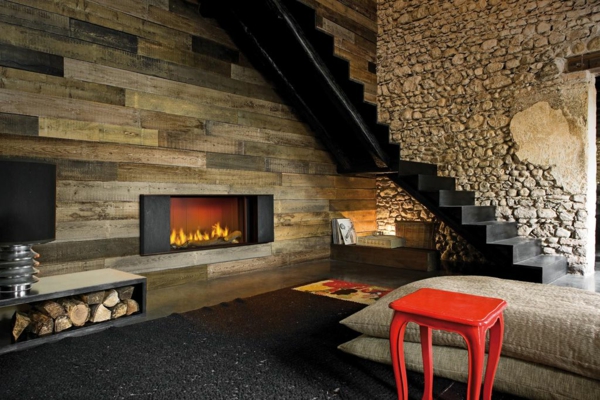 paneles de madera acogedor salón chimenea rojo taburete