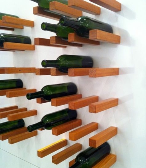 木板钉子葡萄酒架在墙壁上建立葡萄酒存储酒瓶