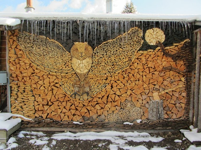 houten sculpturen huis muur houtblokken stapel vogel