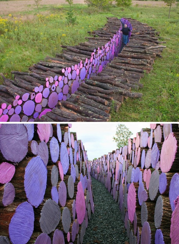 Дървените скулптури правят цветни лилави блокове от стена