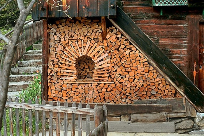 houten sculpturen maken huismuur houtblokken stapelen ideeën