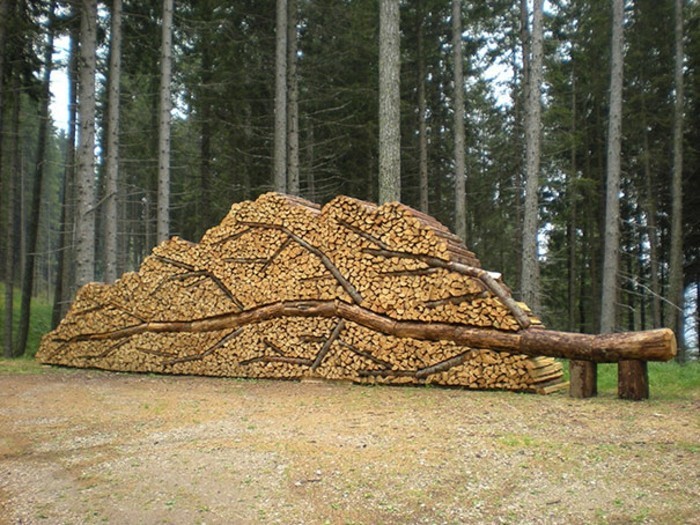 houten sculpturen maken muur houtblokken boom