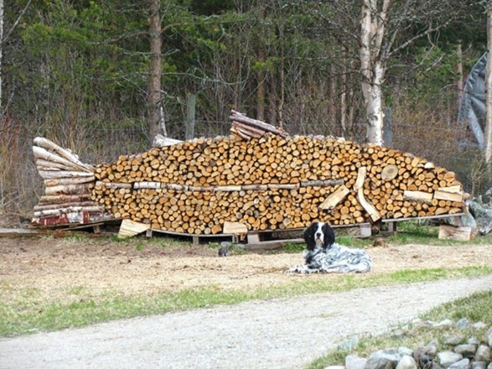 houten sculpturen maken muur houtblokken vis
