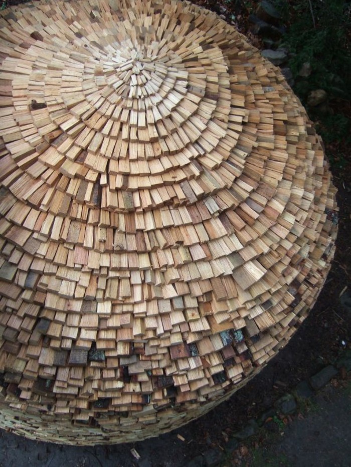 houten sculpturen maken muur houtblokken bal
