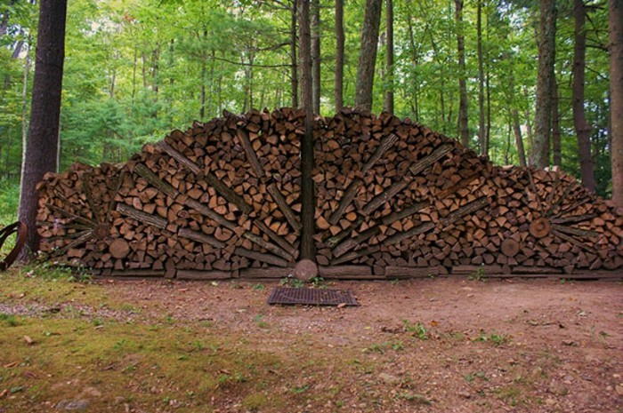 houten sculpturen maken muur houtblokken kunst bos
