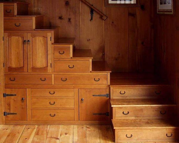 дървено стълбище с чекмеджета