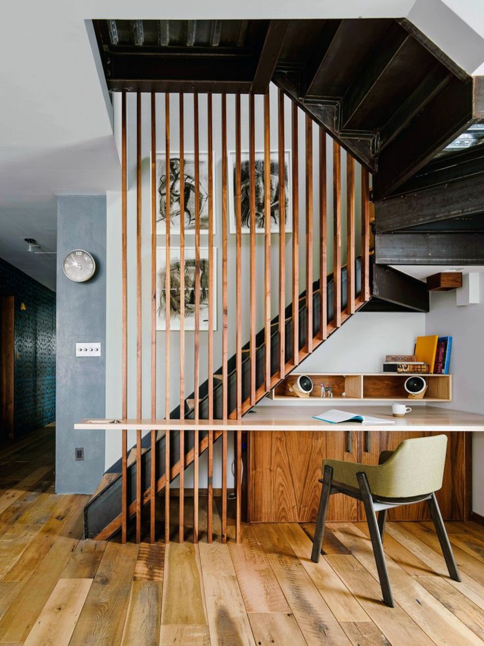 portaat itse rakentavat modernit puiset portaat, joissa on kirjoituspöytä