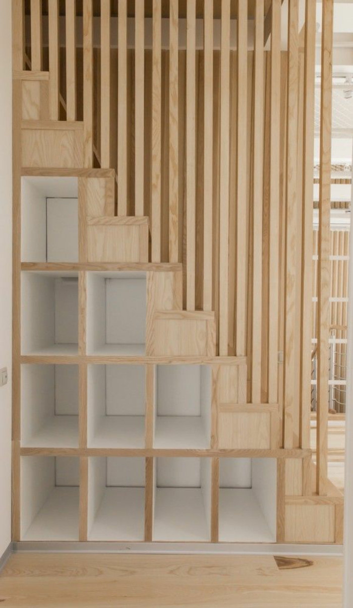 Οι σκάλες κατασκευάζουν οι ίδιοι σύγχρονες ξύλινες σκάλες με χώρο αποθήκευσης