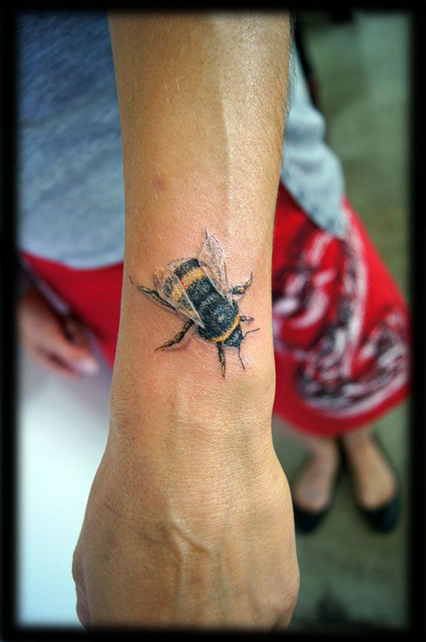 bumblebee μοτίβο τατουάζ καρπού
