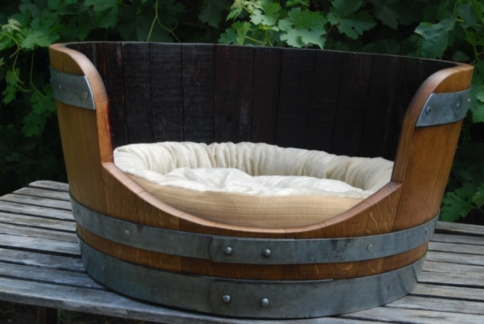 Idea diy cama de perro de la tapicería de madera de barril de vino viejo