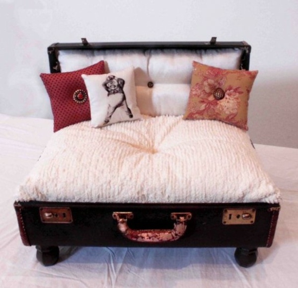 Šunų lova patys sukurs seną lagaminą su pagalvėmis