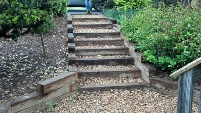 ιδέα για σκάλα κήπου οικοδομήσουμε τον εαυτό σας χαλίκι ξύλινη δοκό μπροστινή αυλή