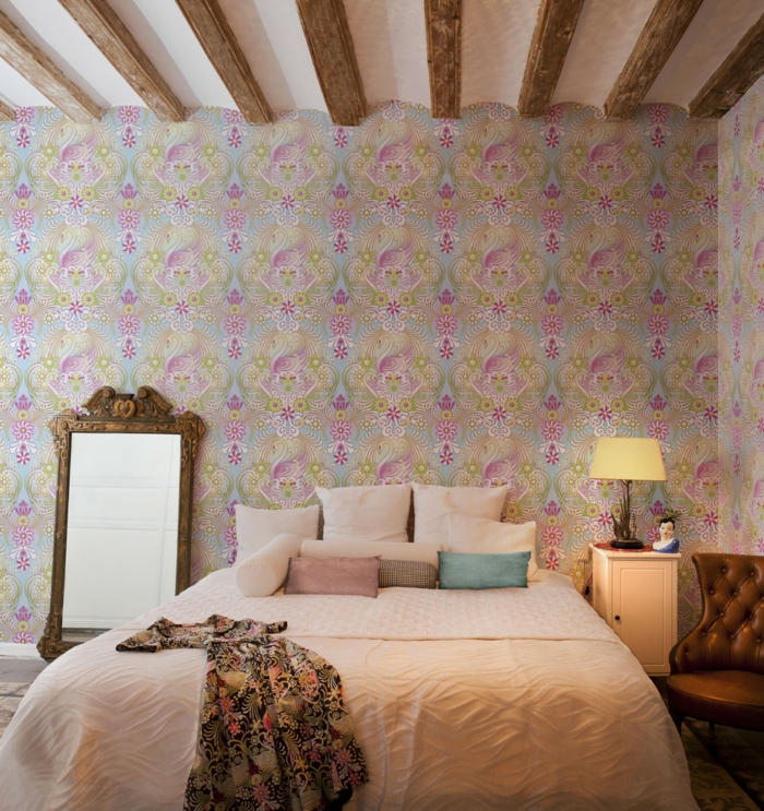 nápady pro ložnici stropní design dřevěné nosníky květinové stěny tapety
