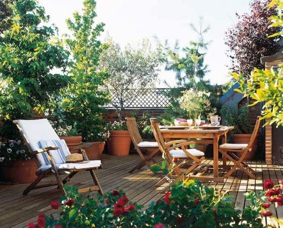 Ideas for terrace design wood floor wood floor garden furniture plants folding chairs