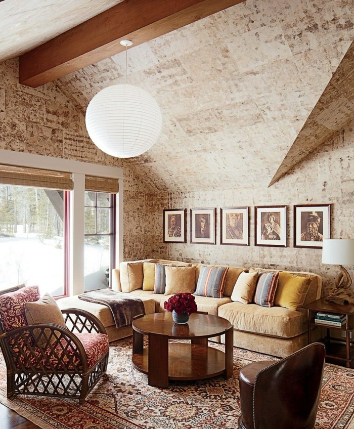 nápady na stěnu design rustikální stěna design obývací pokoj barevný koberec dřevěné trámy