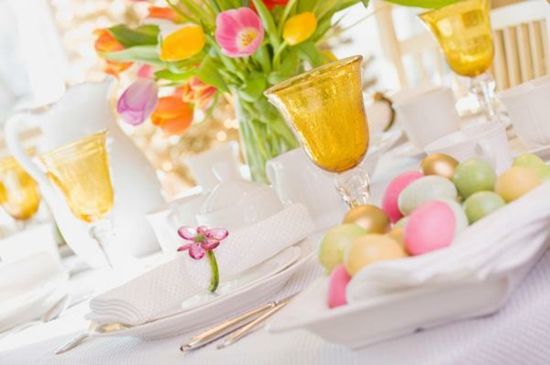 идеи великденска украса таблица декорация колоритен великденски яйца прибори за хранене очила цветя лалета