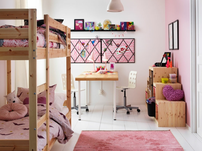 ikea barneværelse tremøbler køyeseng lyse tre skrivebord kontorstoler